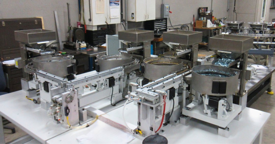 4 vibratory bowl feeders. 1 shared base.
This custom system delivers high performance with interchangeable tooling &amp; shared mechanisms. Ideal for robot integration and space saving! Full project breakdown: loom.ly/stHRlfw

#Automation #Engineering #Robotics #SmartDesign