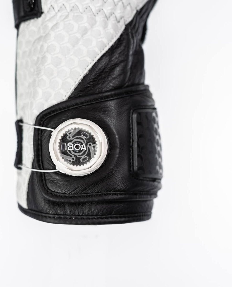 Feature spotlight: Limited Edition Handroid Glove clear BOA system.🔥
For the first time ever, the iconic BOA® wrist closure comes with a clear cover—exclusive to this special edition. A bold new detail on a legendary glove.
#knoxhandroid