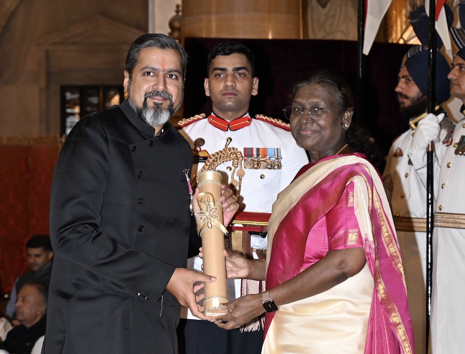 South Asian Herald (@saheraldnews) on Twitter photo Indian American Scientist and Grammy Winner Among Padma Shri Recipients
<a href="/rickykej/">Ricky Kej</a> <a href="/rashtrapatibhvn/">President of India</a> <a href="/IndianEmbassyUS/">India in USA</a> <a href="/MEAIndia/">Randhir Jaiswal</a> <a href="/DrPanch/">Dr. Sethuraman (Panch) Panchanathan</a> #PadmaShri #2025PadmaAwards
southasianherald.com/indian-america… Indian American Scientist and Grammy Winner Among Padma Shri Recipients
<a href="/rickykej/">Ricky Kej</a> <a href="/rashtrapatibhvn/">President of India</a> <a href="/IndianEmbassyUS/">India in USA</a> <a href="/MEAIndia/">Randhir Jaiswal</a> <a href="/DrPanch/">Dr. Sethuraman (Panch) Panchanathan</a> #PadmaShri #2025PadmaAwards
southasianherald.com/indian-america…