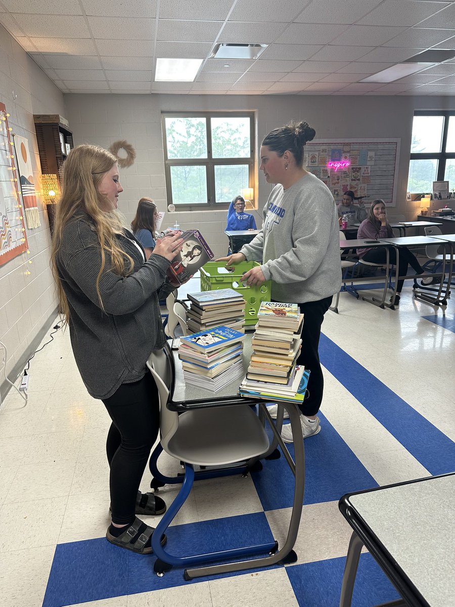 The Bays/Hopkins-Fawcett homeroom and Stout homeroom held a Royal Reading Book Drive for their community service project in an effort to promote literacy for children!  The hs students donated 265 books total for elementary students to take home for the summer! 
#WeAreElmwood