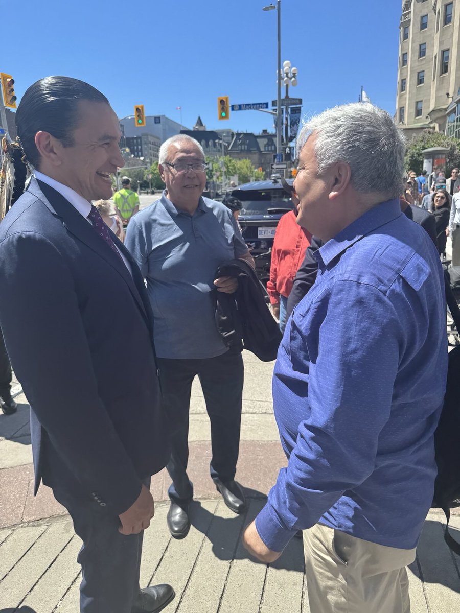 MehmetTohti's tweet image. Pleasant surprise running into the Premier of Manitoba, Hon. @WabKinew.
@WabKinew and I have been exchanging emails for over five years and have spoken many times by phone.
Today, we met in person for the first time on the streets of Ottawa.
Safe trip back to Winnipeg.