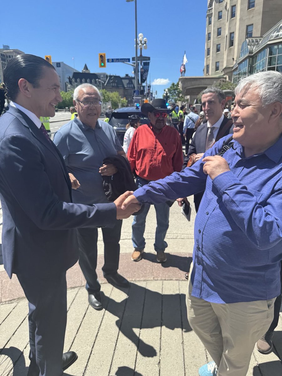 MehmetTohti's tweet image. Pleasant surprise running into the Premier of Manitoba, Hon. @WabKinew.
@WabKinew and I have been exchanging emails for over five years and have spoken many times by phone.
Today, we met in person for the first time on the streets of Ottawa.
Safe trip back to Winnipeg.
