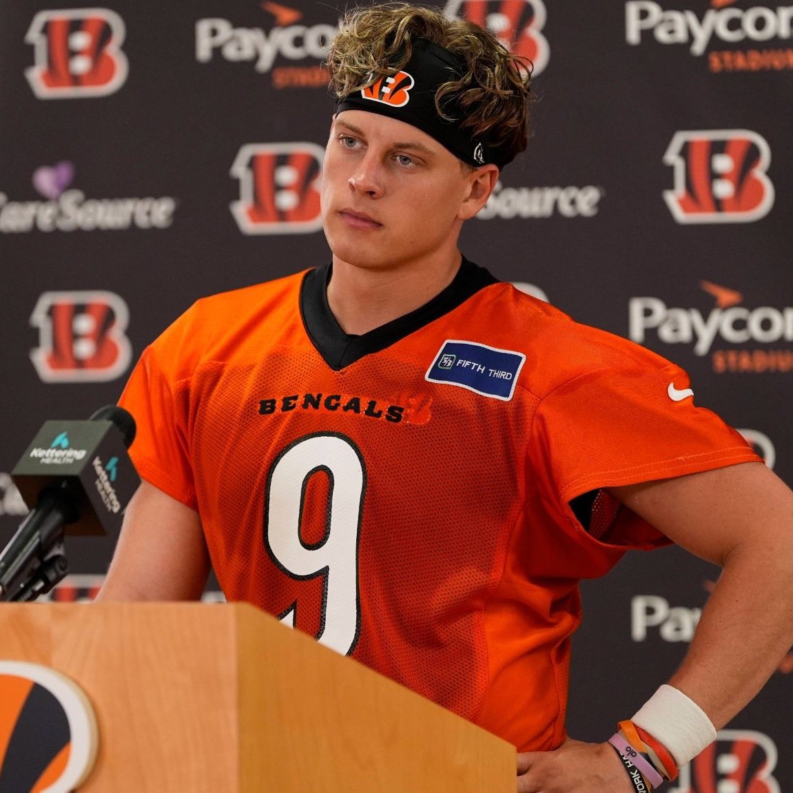 Gr-XH4zWgAEINxC?format=jpg&name=medium One Haircut – Millions of Hearts: How Joe Burrow Just Sent NFL Fans Into a Frenzy Because of...