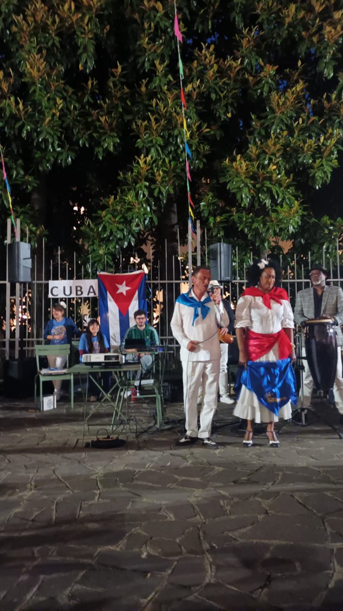 El patio interior de la Iglesia del Carmen en Milán fue testigo de una noche dedicada a Cuba durante el evento "Il Mondo in Casa", organizado por la Agencia Scalabriana para la cooperación al desarrollo

Talentosos connacionales residentes en Italia demostraron que #CubaEsCultura