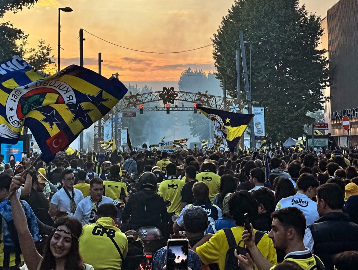 ŞAMPİYONLUK ŞARKILAYLIYLA DALGALANSIN BAYRAĞIN!

#GençFenerbahçeliler