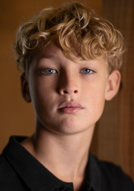 thiegonovais's tweet photo. Não queria falar nada, mas a atriz da Hermione segue esse jovem rapaz no Instagram chamado Lox Pratt.

Que carinha de Draco, hein? Pode anunciar, HBO. https://t.co/OsA2hjvBLv