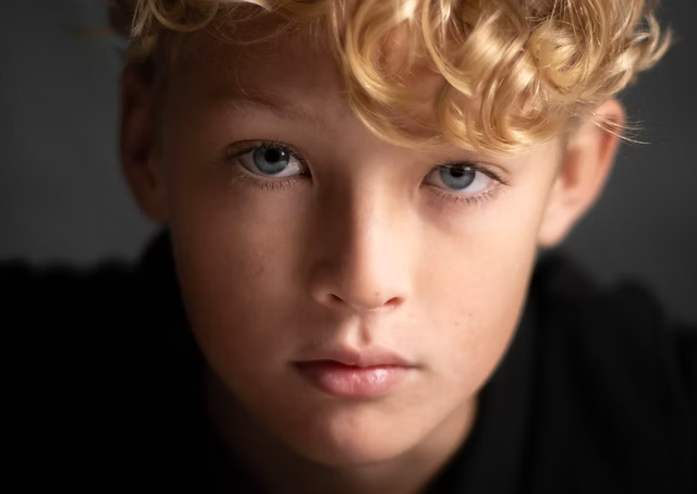 thiegonovais's tweet photo. Não queria falar nada, mas a atriz da Hermione segue esse jovem rapaz no Instagram chamado Lox Pratt.

Que carinha de Draco, hein? Pode anunciar, HBO. https://t.co/OsA2hjvBLv