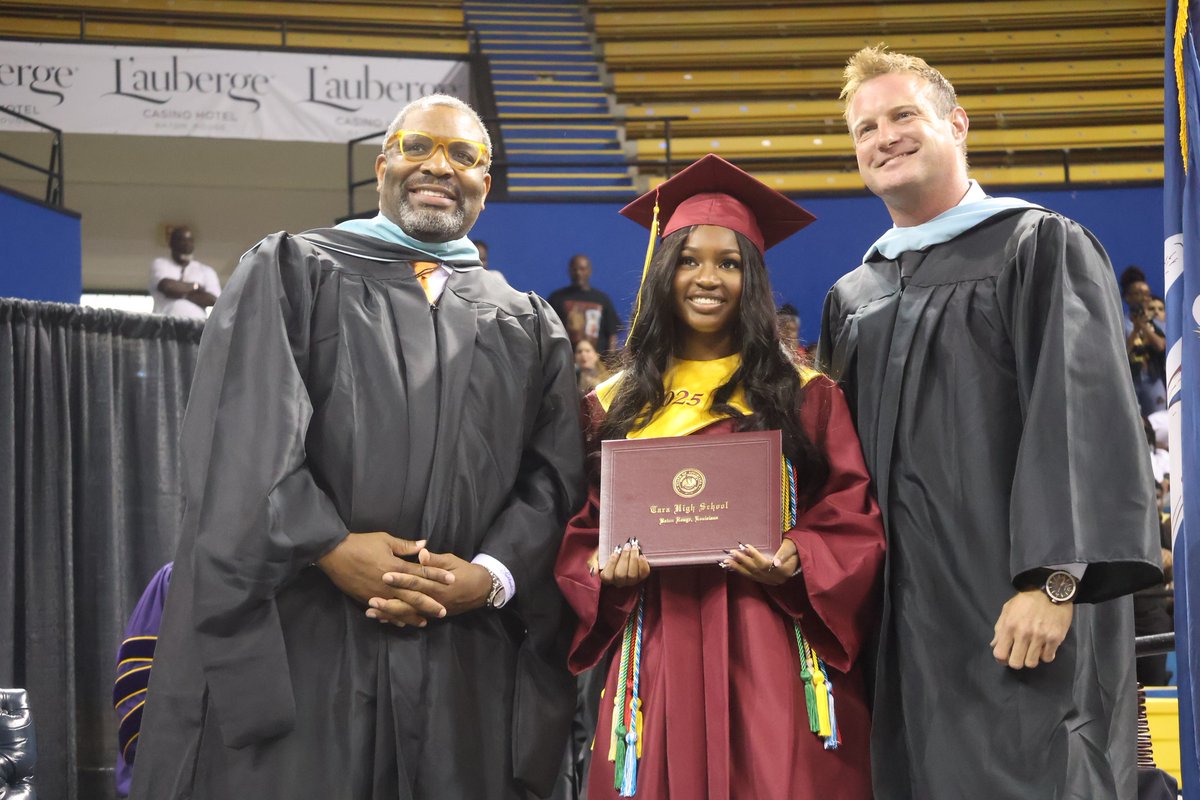 Congratulations to the Tara Trojans School Class of 2025, which held its graduation ceremonies on Thursday, May 22, at Southern University. The class valedictorian was Ty’Lynn Fleming. The salutatorian was Rodriekus Cage. 

youtube.com/live/kKGxA9slb…

#WeAreEBR #ebrschools