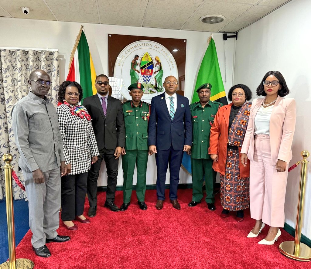 Leo tarehe 27.05.2025 tumempokea Mwambata Jeshi mpya, Kanali Rashidi S. Omari. Tunamshukuru kwa dhati Brigedia Jenerali David J. Msakulo, ambaye amemaliza Utumishi wake Ubalozi wa Tanzania nchini Afrika Kusini na kurejea katika Jamhuri ya Muungano wa Tanzania, kwa majukumu