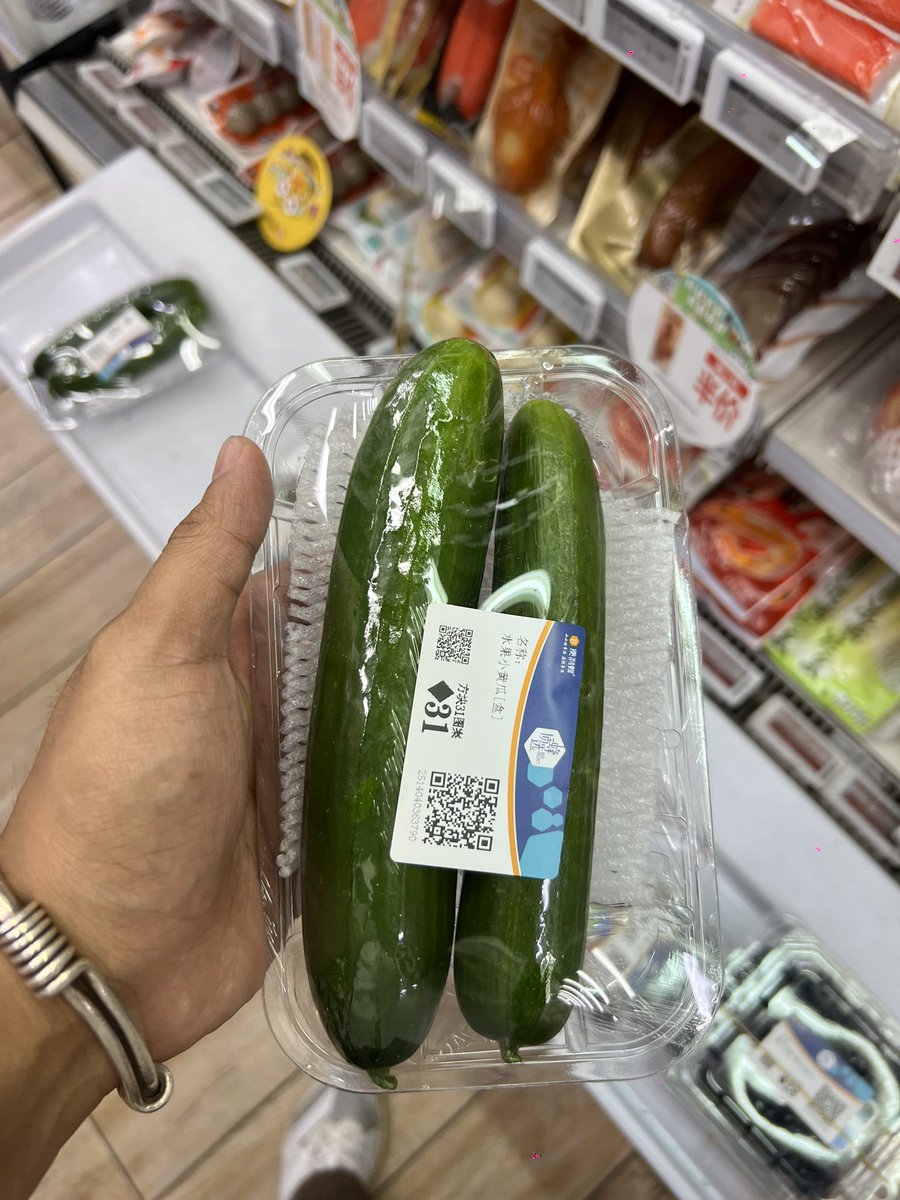 别问我为什么不拍鸡巴，18厘米的黄瓜在我手上就这么小，我大腿围都要奔70去了，我说我18像是骗子🫠