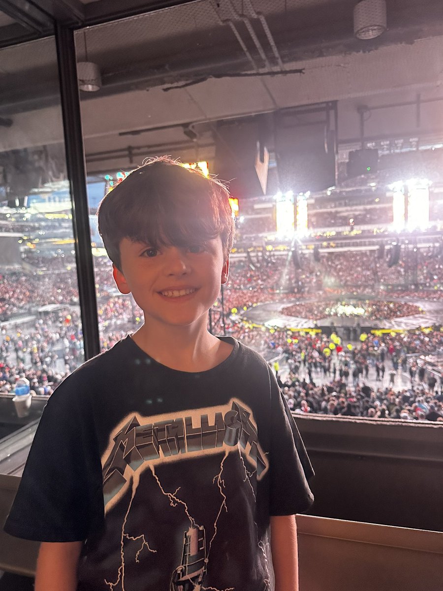 Stunnerable's tweet image. #M72Philly
By far the best concert I’ve ever been to. Both days: one, my youngest son‘s first concert with his favorite band, and the second day was my lady who also fell in love with the band whom I’ve loved since I was 13. Thanks guys! It was incredible.