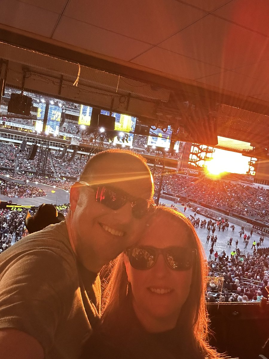 Stunnerable's tweet image. #M72Philly
By far the best concert I’ve ever been to. Both days: one, my youngest son‘s first concert with his favorite band, and the second day was my lady who also fell in love with the band whom I’ve loved since I was 13. Thanks guys! It was incredible.