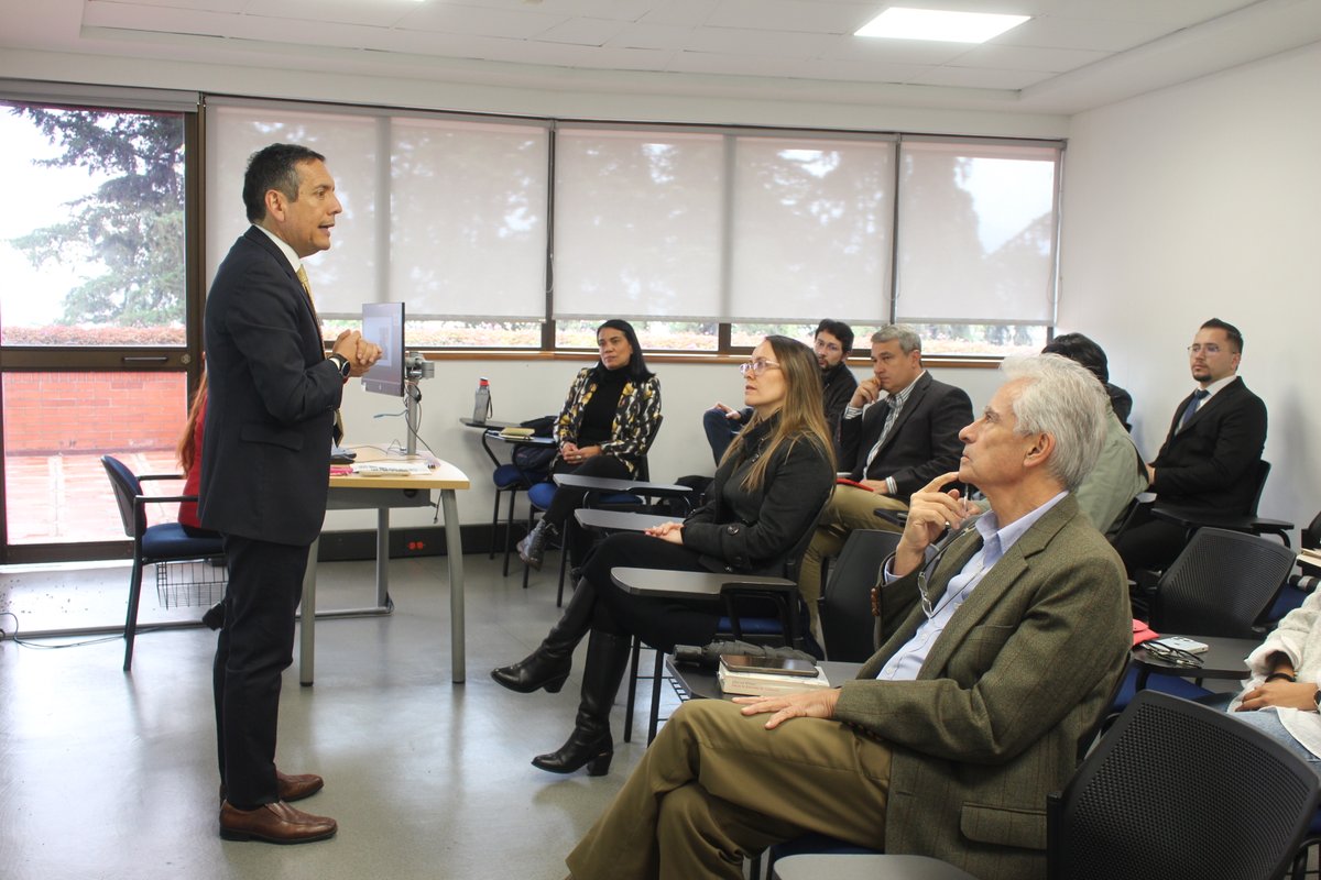 EconomiaUext's tweet photo. Hoy dimos la bienvenida a los profesores de la Maestría en Historia Económica. En este espacio, nuestro decano @jpherrerasaav junto a @FletscherSylvi1 coordinadora de posgrados, y @SastoqueEdna coordinadora académica del programa, lideraron una jornada de preparación clave. https://t.co/YJUgixOYpS