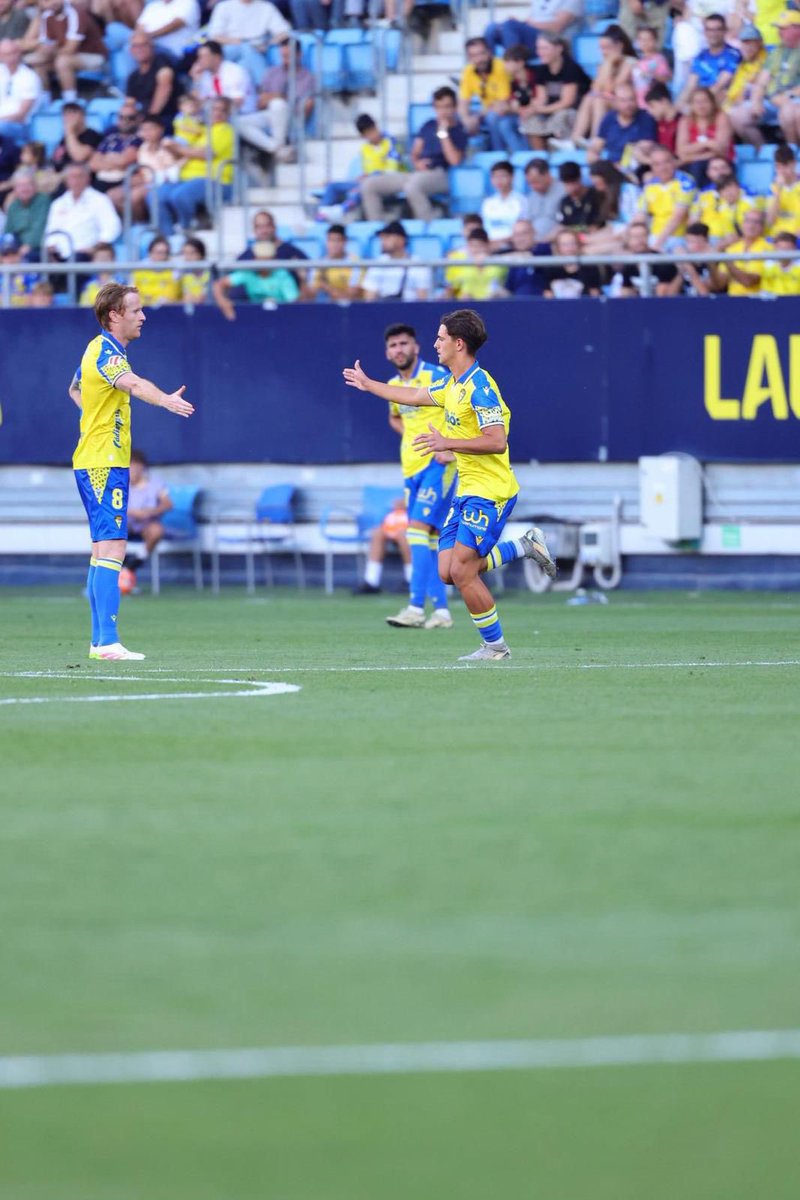 Simasportsoccer's tweet photo. 𝗜𝗦𝗠𝗔𝗘𝗟 Á𝗟𝗩𝗔𝗥𝗘𝗭 𝗠𝗔𝗥𝗧Í𝗡 🌟

¡Debut soñado para @Ismaelalvarezz_ ! 
Nacido en el año 2007, con apenas 17 años, se estrena con el primer equipo del @Cadiz_CF en @LaLiga2 

Un paso más en el camino. Un orgullo verte crecer. ¡Felicidades! ❤️ https://t.co/2eDQR53Sxc