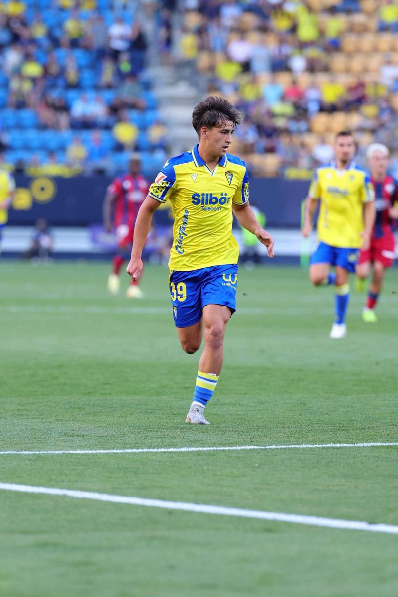 Simasportsoccer's tweet photo. 𝗜𝗦𝗠𝗔𝗘𝗟 Á𝗟𝗩𝗔𝗥𝗘𝗭 𝗠𝗔𝗥𝗧Í𝗡 🌟

¡Debut soñado para @Ismaelalvarezz_ ! 
Nacido en el año 2007, con apenas 17 años, se estrena con el primer equipo del @Cadiz_CF en @LaLiga2 

Un paso más en el camino. Un orgullo verte crecer. ¡Felicidades! ❤️ https://t.co/2eDQR53Sxc