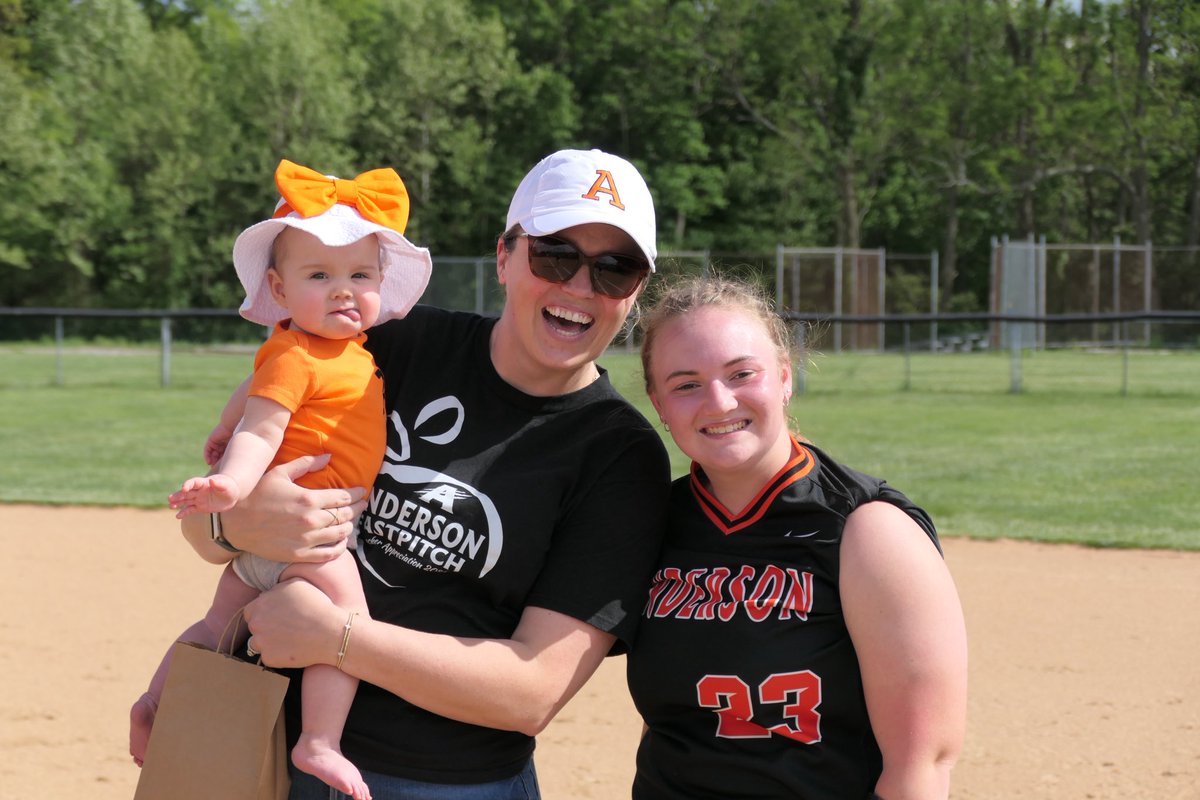 CoachOlson11's tweet image. It was such an honor to join Reagan at ⁦@AHSsoftball_⁩’s Teacher Appreciation Night!! 🤍🧡
