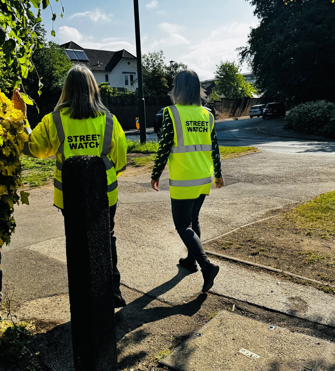 MoseleyHeathWMP's tweet image. Joint @StreetWatchWM patrols this week with our lovely Highbury group 👮♂️ the weather was very kind to us ☀️
Our officers hope you all had a wonderful bank holiday weekend despite the rain🌦️