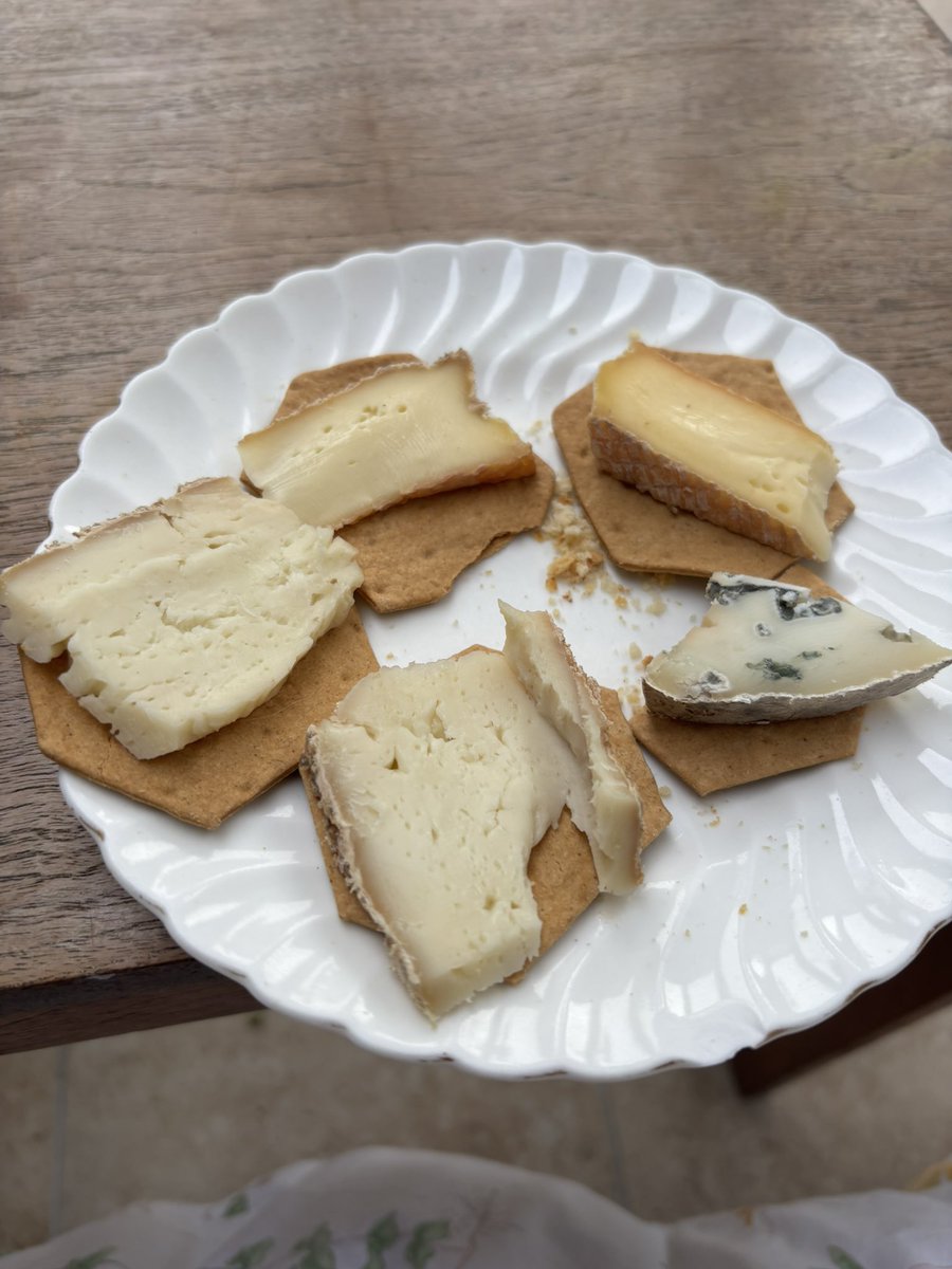 purmj's tweet image. Plate of deliciousness: artisanal cheese from @CourtyardDairy
Leeds Blue, Ravensworth, St Sunday