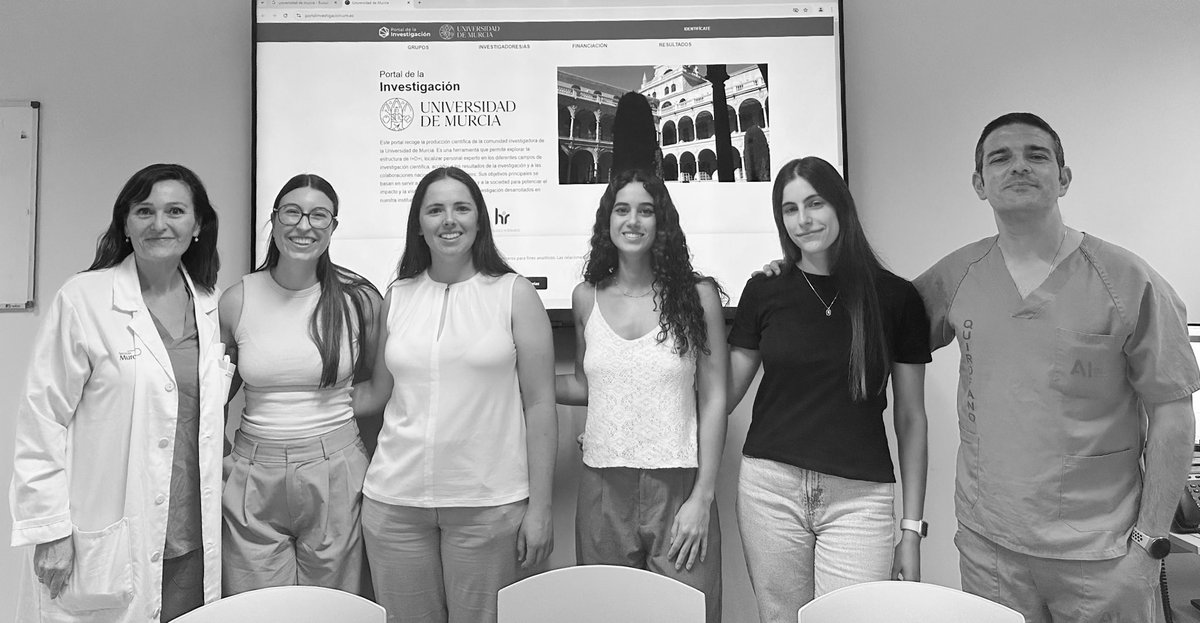 oscargironv's tweet photo. Frente a la mediocridad, trabajo y más trabajo. 
Frente al desánimo, ilusión. 
Frente a todo lo que rodea a esta España nuestra, hay futuro en estas 4 médicos que hoy han ensayado sus TFG para acabar @UMU 
Orgullo para nuestro servicio de cirugía pediátrica @AreaUnoArrixaca https://t.co/BmI4gE5ToJ
