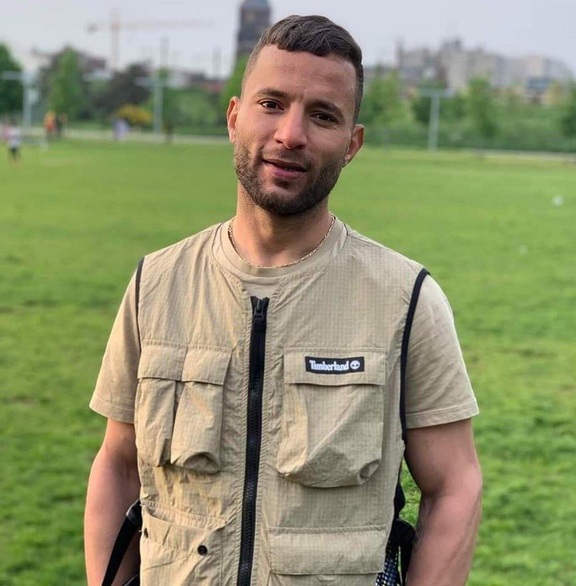 Tajmaat_Service's tweet image. 🇧🇪 FLASH - À Anvers, Ilyes Zairi, un père de famille Tunisien de 32 ans, a été mortellement poignardé après avoir porté secours à une mère, harcelée par un homme qui voulait coucher avec elle et menaçait son fils.

Le meurtrier a été rattrapé par les amis d'Ilyes et interpellé.