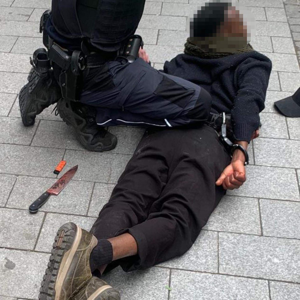 Tajmaat_Service's tweet image. 🇧🇪 FLASH - À Anvers, Ilyes Zairi, un père de famille Tunisien de 32 ans, a été mortellement poignardé après avoir porté secours à une mère, harcelée par un homme qui voulait coucher avec elle et menaçait son fils.

Le meurtrier a été rattrapé par les amis d'Ilyes et interpellé.