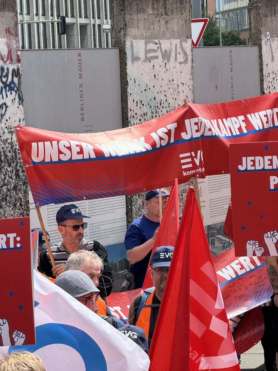 SKoerzell's tweet photo. Heute habe ich die #EVG solidarisch unterstützt. Es geht um den Erhalt der #Instandhaltungswerke. Es wird um jeden #Arbeitsplatz gekämpft. Die #Schließungspläne müssen vom Tisch. 
@dgb_news @DeineEVG @DB_Presse @db_blog https://t.co/SiZel6ZI50