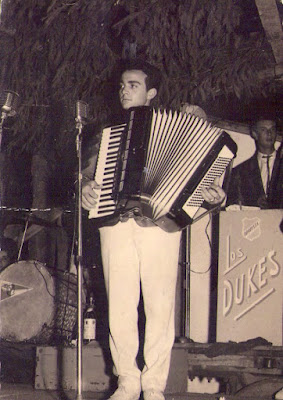 ✍️Nas Crónicas De Arteixo de hoxe <a href="/xabimaceiras/">Xabi Maceiras</a>  rende homenaxe a un dos grandes músicos do municipio
🎼Manolo Bello, integrante de numerosas orquestras ; colaborador musical de varios programas; mestre do Conservatorio de Carballo...
🔎A súa historia 👉acortar.link/o3Hcdm