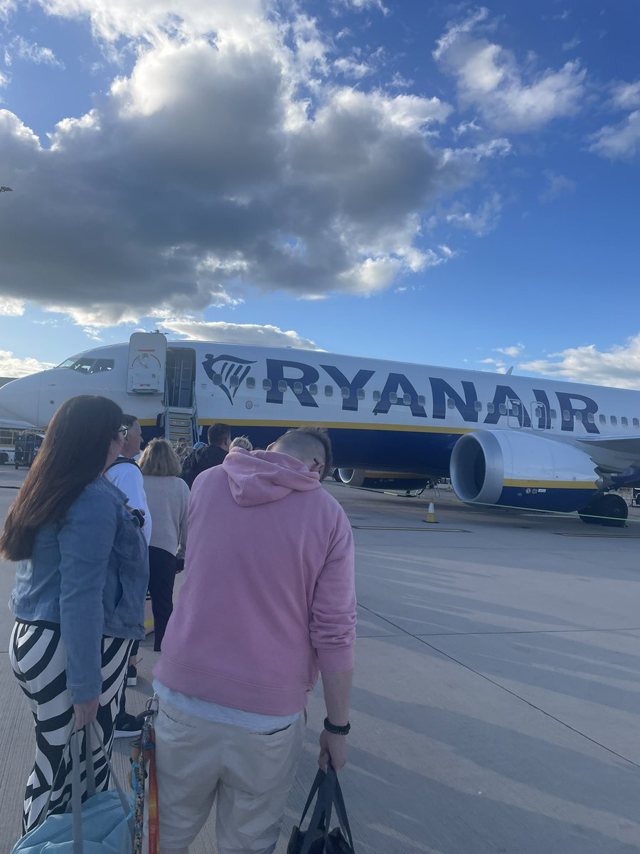 Thanks <a href="/AberdeenFC/">Aberdeen FC</a> what a fantastic long weekend I’ve had back in my home city, and a weekend in Glasgow with the Red Army .  I’m away ‘home’ to Malaga to tell everyone about it.#OneTeamOneCityOneLove