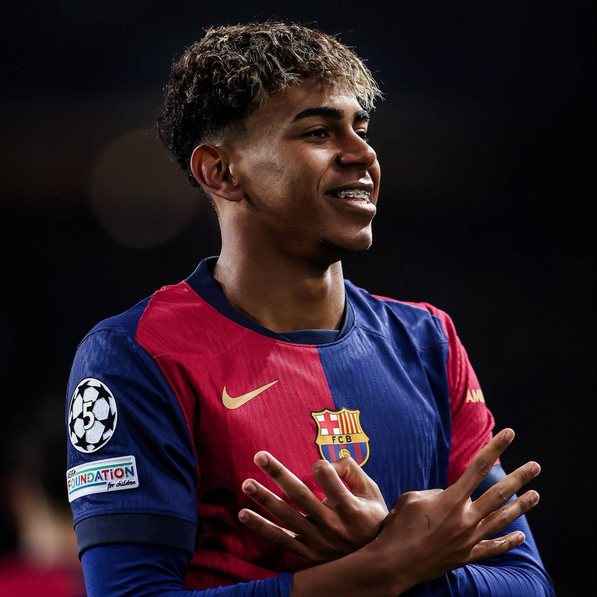 Barcelona, Lamine Yamal'ın sözleşmesini 2031 yılına kadar uzattı.

• Yıllık ücret: 8 milyon euro.