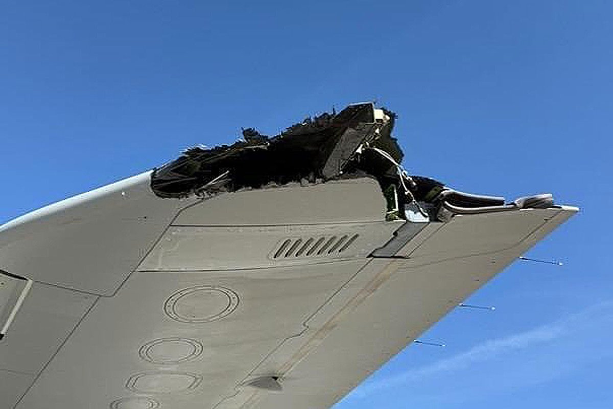 Então, pá? Um novíssimo KC 390 da Força Aérea Portuguesa aterrou no aeroporto de Lisboa vindo de Beja mas enquanto rolava no taxiway embateu  com a asa esquerda num camião de serviço Volvo  danificando a estrutura. A colisão foi de tal forma violenta que a ponta da asa partiu e