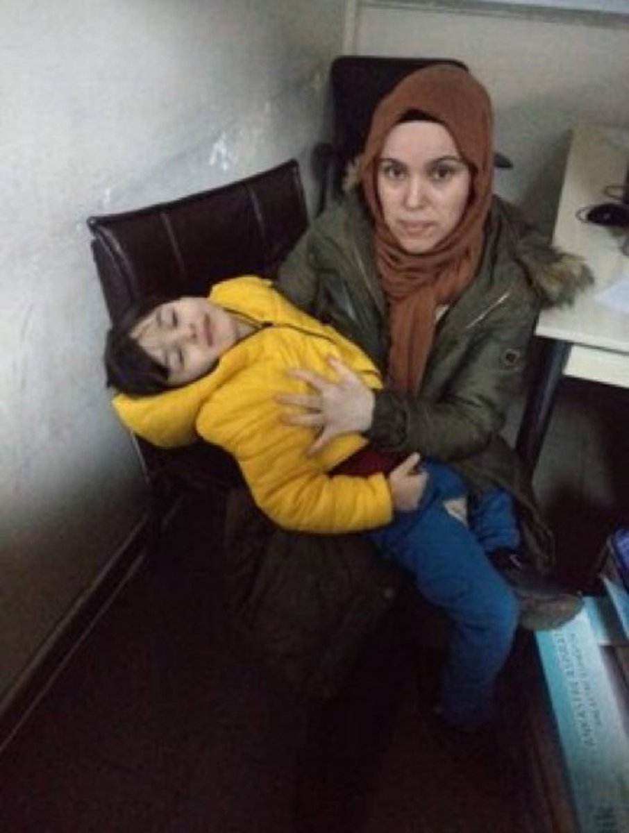 Eskişehir’de Yüksel ailesinin hayatı KHK’larla altüst oldu.
Baba 6 yıl hapiste kaldı. Aile bir araya gelir gelmez bu kez anne, Nagehan Yüksel tutuklandı.
Üç çocuk önce babasız, şimdi annesiz büyüyor.
Adalet hâlâ çok uzak.

AdaletYoksa HuzurYok 
#SONDAKİKA