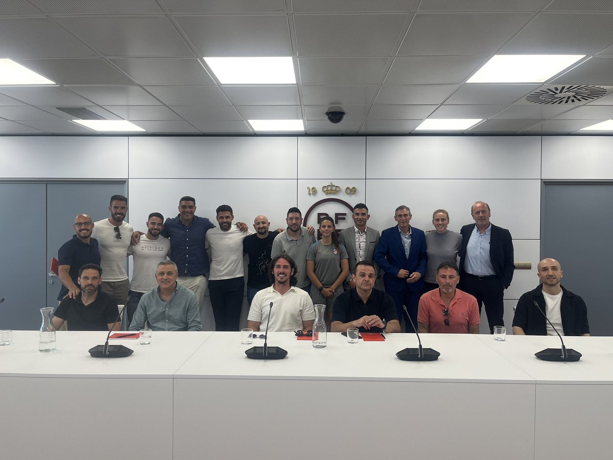 📸 IMAGEN | Reunión de trabajo de <a href="/EntrenadorRFEF/">Comité de Entrenadores RFEF</a> con una representación de los entrenadores de los equipos de categoría nacional de la Comunidad de Madrid

🎯 Presentación del Plan Estratégico y abordar líneas de crecimiento para el colectivo

#EntrenadorRFEF | <a href="/RFFM_oficial/">RFFM</a>
