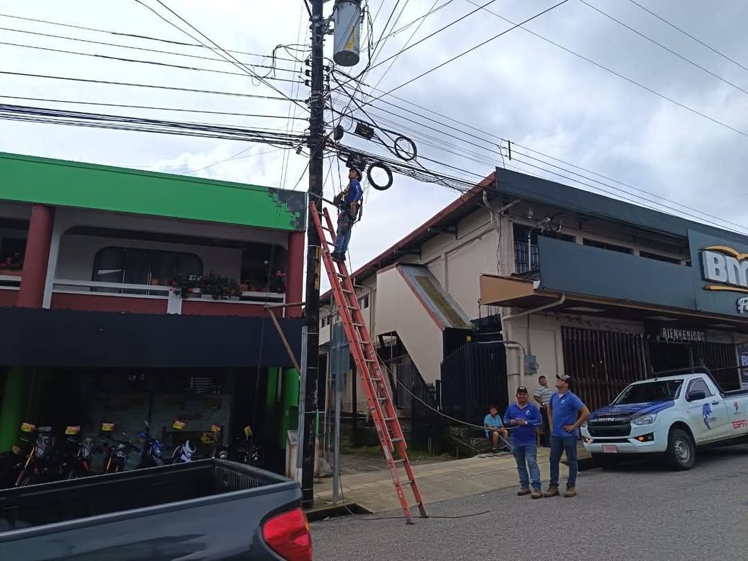 fuerzapublicaCR's tweet photo. #CotoBrus #ZonaSurCR🇨🇷
Así rescatamos los espacios públicos en San Vito, Coto Brus, donde con la ayuda de otras instituciones quitamos zapatos viejos y otros objetos que algunos delincuentes habían colgado en el cableado eléctrico.
#OperaciónCostaRicaSeguraPlus https://t.co/zstBnrUnLo