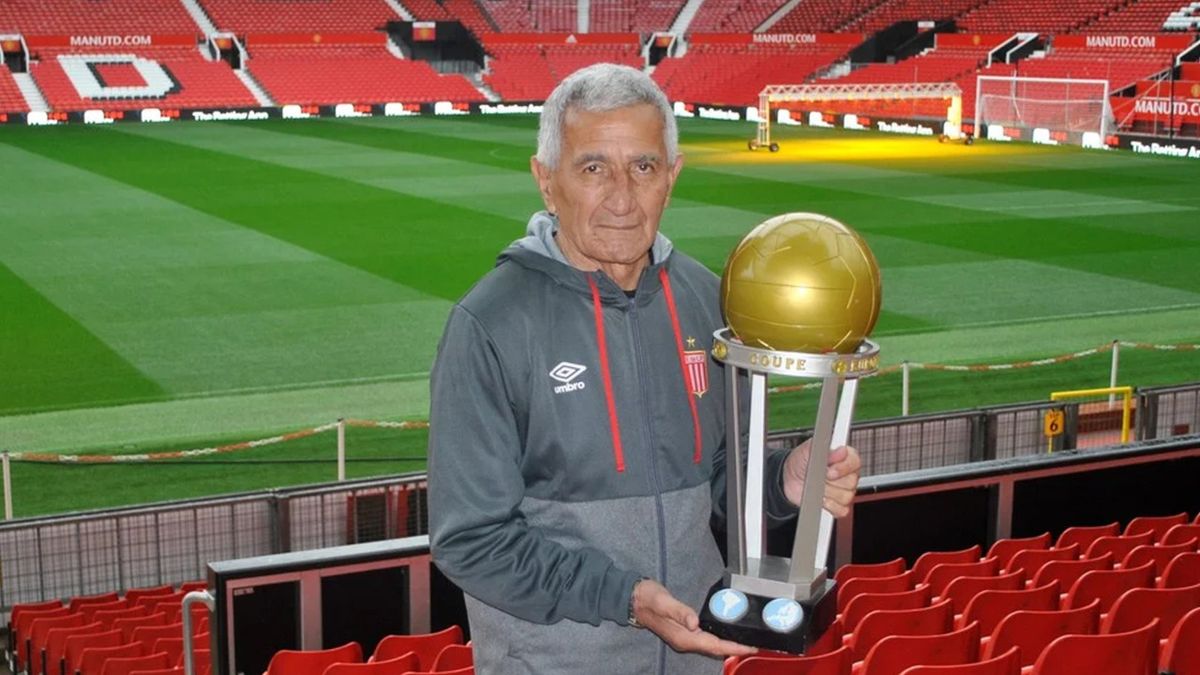 Te vas en un aniversario del tricampeonato de América. También un día donde juega tu Estudiantes por copa Libertadores en UNO. Leyenda de esta gigante institución, gracias por haber hecho que toquemos el cielo con la mano❤️🇦🇹
