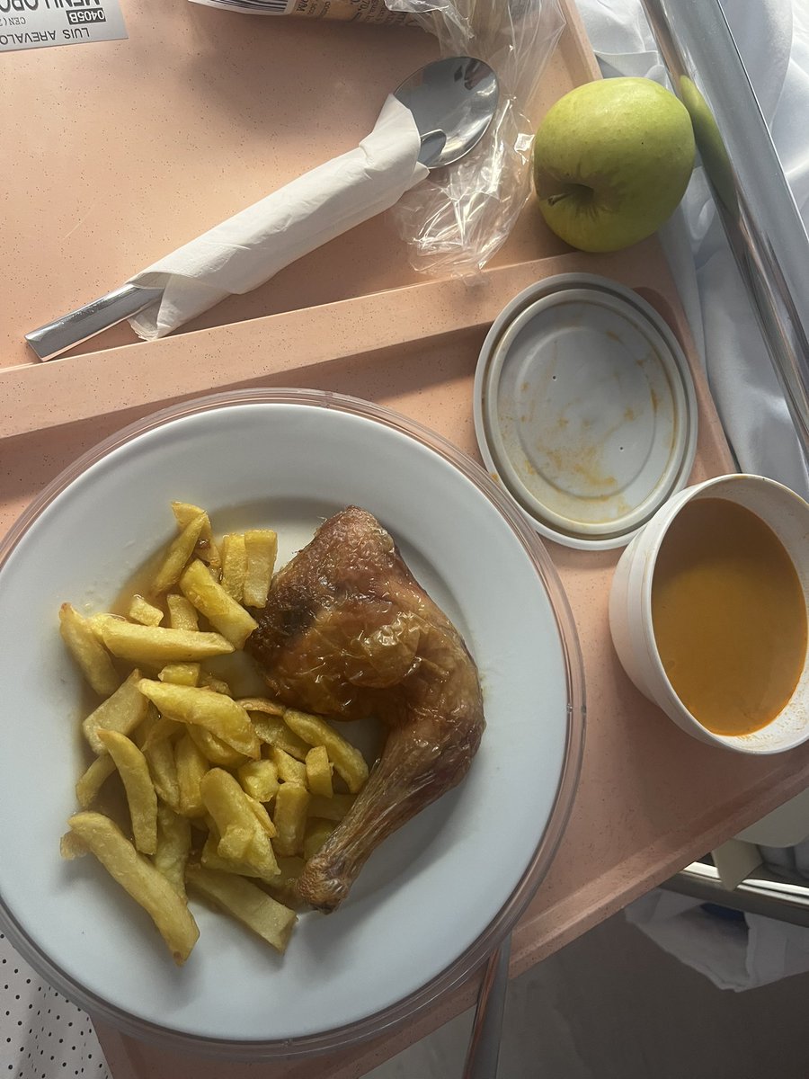 Comida, merienda y cena de hospital, sin ser un sibarita pero ¡ay! que falta de cariño.