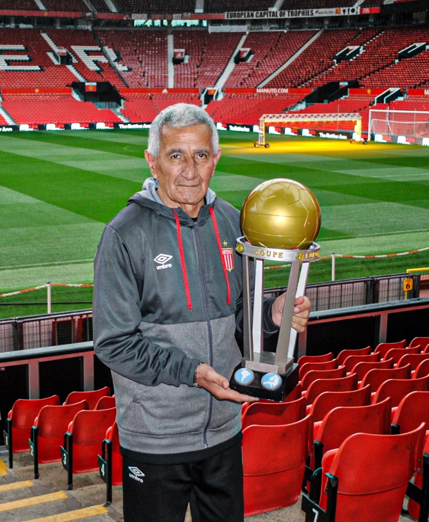 AtaqueFutbolero's tweet image. Triste noticia en el fútbol argentino.

Falleció Juan Ramón Verón, gloria absoluta de Estudiantes de La Plata, tras una descompensación hoy a los 81 años.

Ganó seis títulos con el Pincha, incluyendo tres Copa Libertadores y una Intercontinental vs. Manchester United en Old…