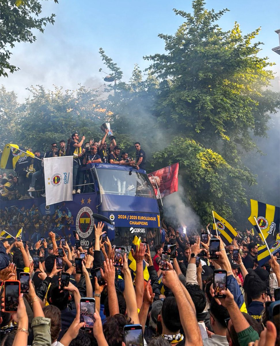 Şampiyonluk böyle kutlanır. Kendi semtinde. En ufak taşkınlık olmadan. Dosta düşmana karşı birlikte olarak. Fenerbahçe yine birilerinin yanak okşatarak aldığı şampiyonluğu gölgede bırakarak Dünya çapında bir kutlama yapıyor. Dünyanın en büyük spor kulübü Fenerbahçe!