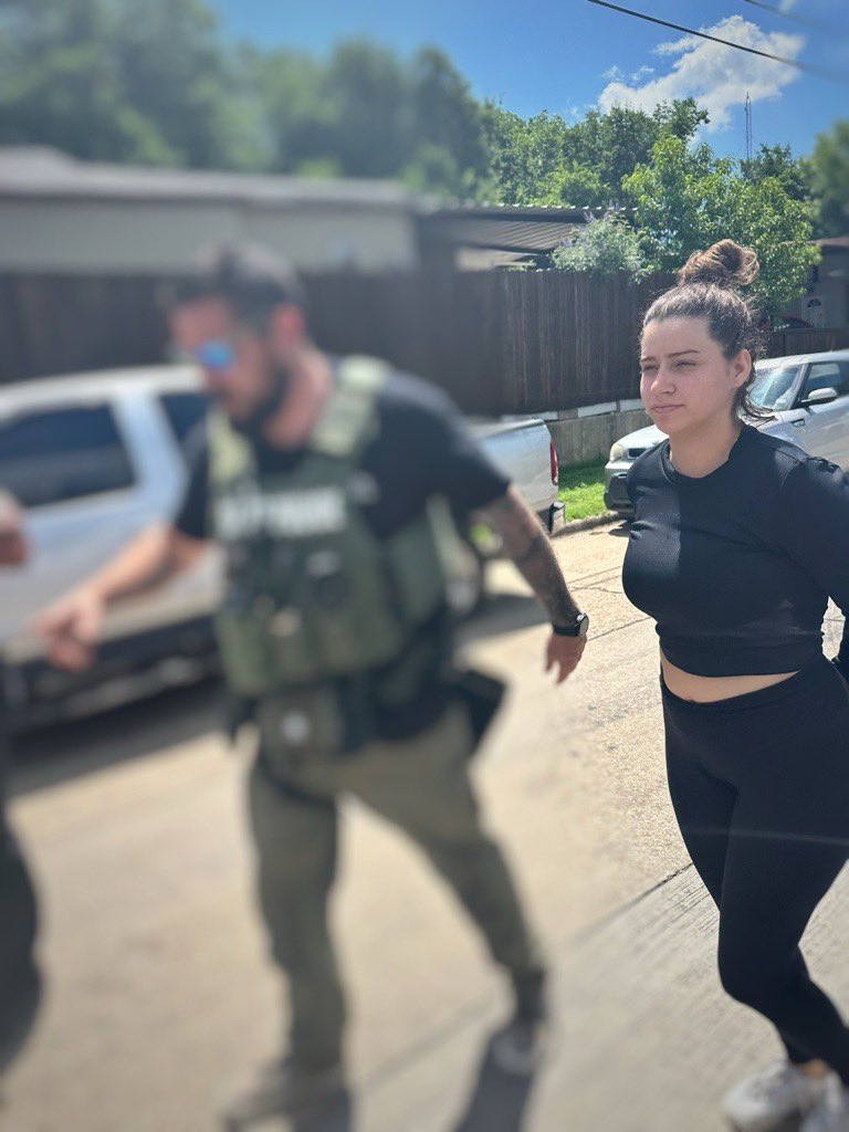 Ya bajo custodia de las autoridades, Daikerlyn Alejandra Gonzalez G. Es quien habría impactado mortalmente con una moto de agua a la joven de 18 años, Ava Moore, y luego huyó. La tragedia ocurrió el fin de semana en el lago Grapevine. Más detalles @Univision23DFW