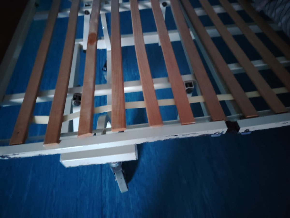 BPolyakov's tweet image. Маму положили с пневмонией в больницу в Норильске. И вот в великой стране, в городе про который все думают что там богачи, город который добывает разные металлы и тд вот так лежат в палатах пациенты, в главной больнице города. Стыд и боль