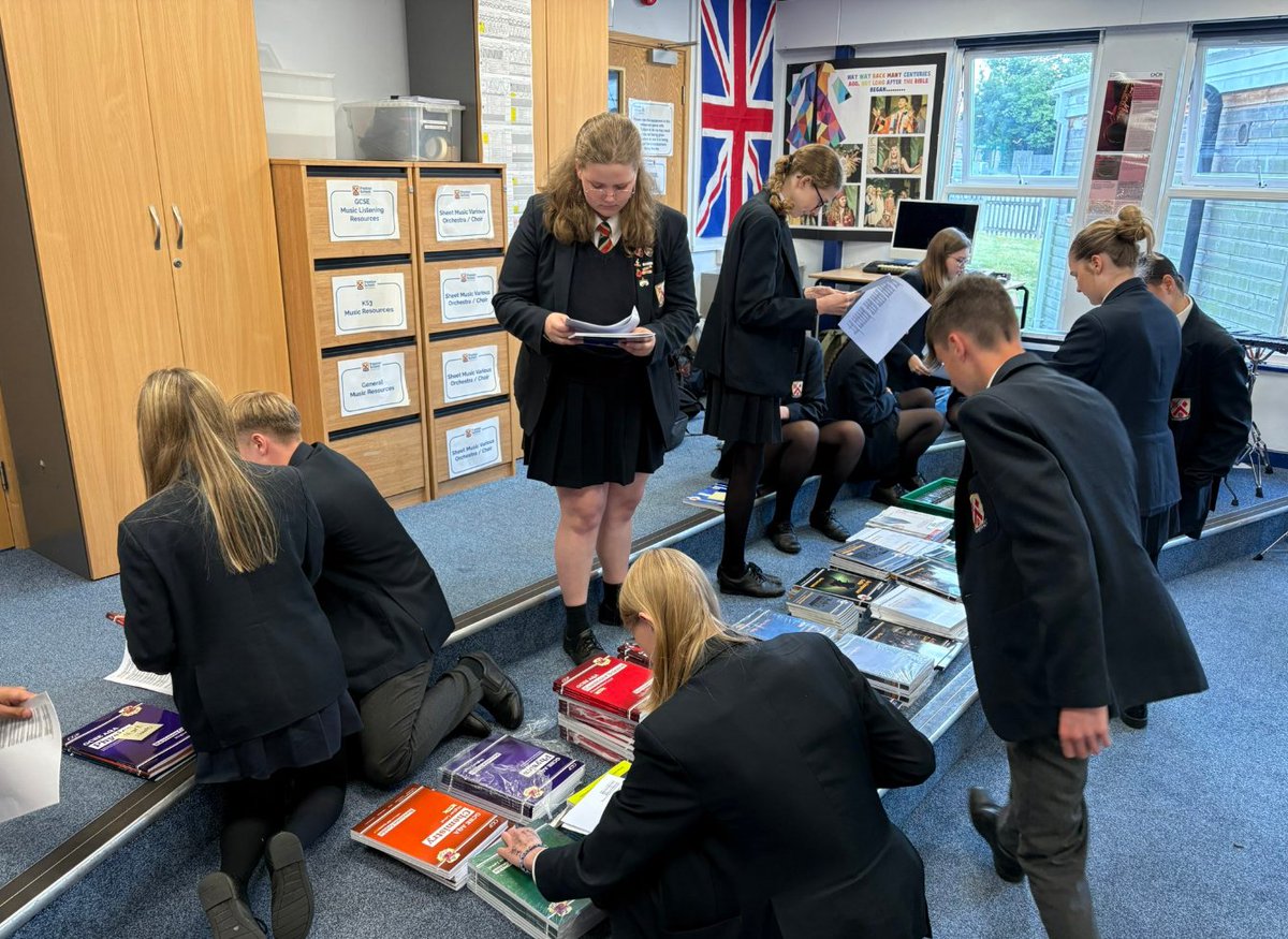 Preston_School's tweet image. Over 300 revision guides arrived, unpacked, sorted, checked and distributed in just under 3 hours. #prefectteambuilding #revisionguides #ProudOfPreston @NewsFromEHughes