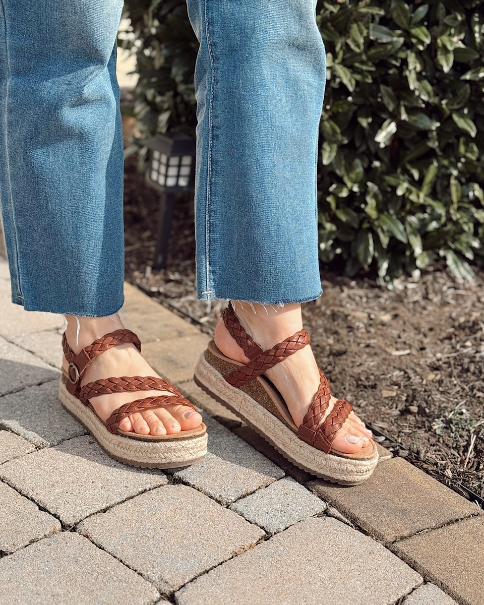 Built-in arch support, braided flair, and a little lift ☀️ Julia is the sandal that does it all 👡 Add these to your cart NOW: bit.ly/3EUKHWy