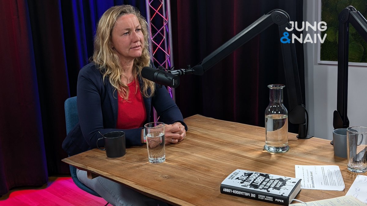 aahsh's tweet image. #BehindTheScenes of @JungNaiv
Live: @TiloJung interviewt die Journalistin @AnnikaJoeres
Mit der Autorin von #MilliardenLobby geht es um die Macht der Öl- & Gaslobby
Kira knabbert an den Chatfragen und stellt die besten gleich live:
youtube.com/live/NNPeif6K6…