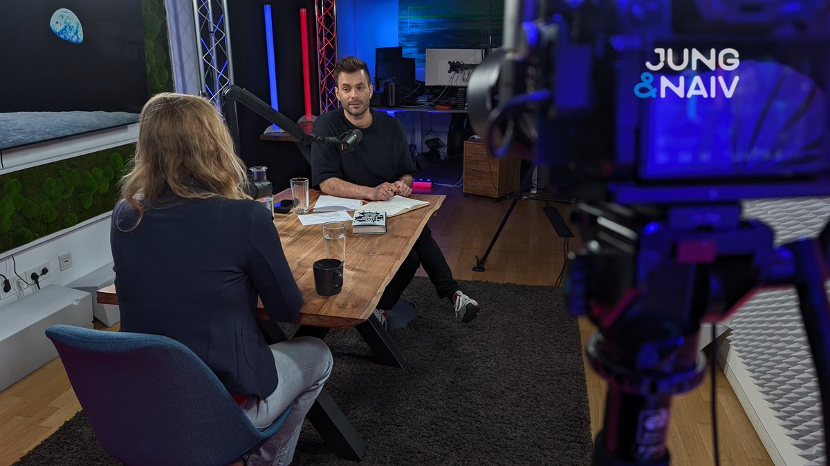 aahsh's tweet image. #BehindTheScenes of @JungNaiv
Live: @TiloJung interviewt die Journalistin @AnnikaJoeres
Mit der Autorin von #MilliardenLobby geht es um die Macht der Öl- & Gaslobby
Kira knabbert an den Chatfragen und stellt die besten gleich live:
youtube.com/live/NNPeif6K6…