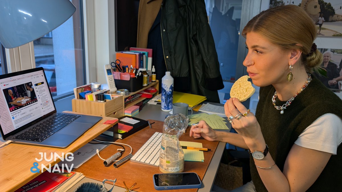 aahsh's tweet image. #BehindTheScenes of @JungNaiv
Live: @TiloJung interviewt die Journalistin @AnnikaJoeres
Mit der Autorin von #MilliardenLobby geht es um die Macht der Öl- & Gaslobby
Kira knabbert an den Chatfragen und stellt die besten gleich live:
youtube.com/live/NNPeif6K6…