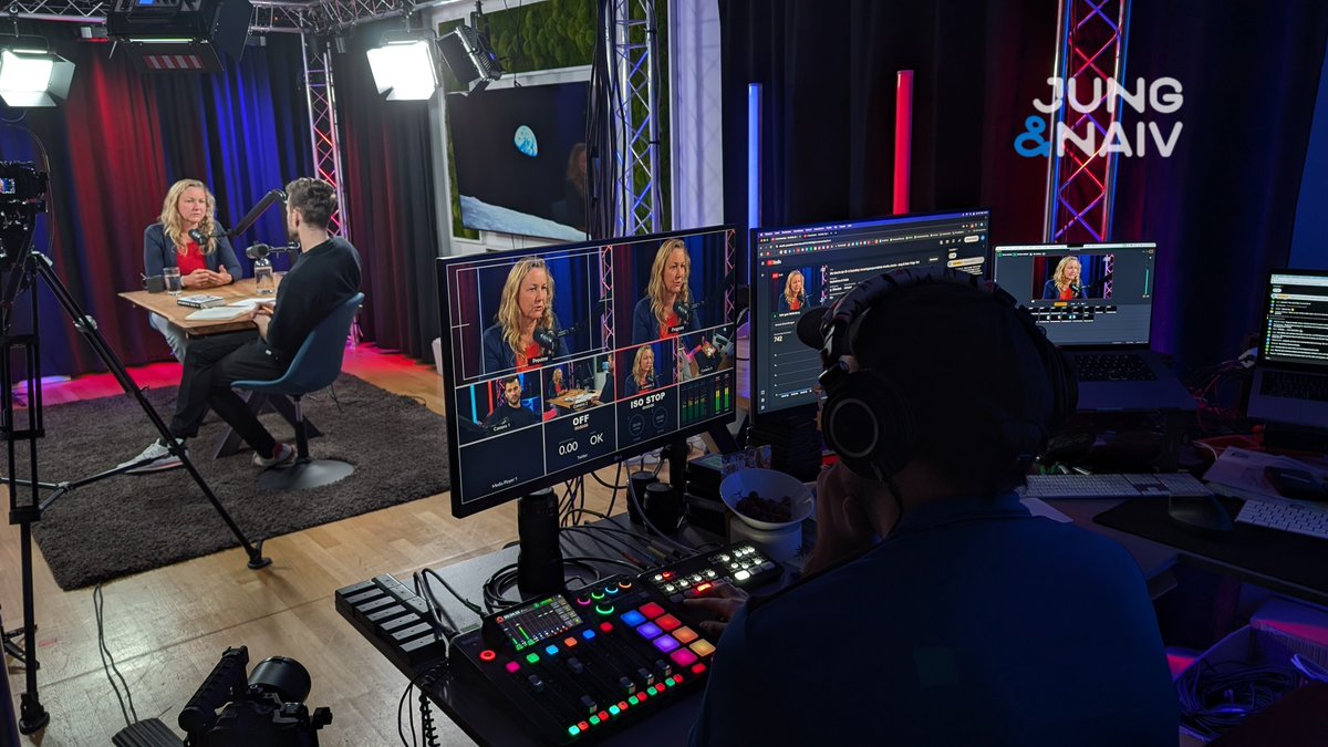 aahsh's tweet image. #BehindTheScenes of @JungNaiv
Live: @TiloJung interviewt die Journalistin @AnnikaJoeres
Mit der Autorin von #MilliardenLobby geht es um die Macht der Öl- & Gaslobby
Kira knabbert an den Chatfragen und stellt die besten gleich live:
youtube.com/live/NNPeif6K6…