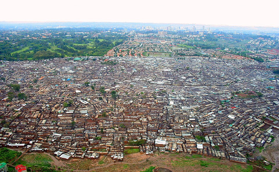 Umekaa zako umetulia huna hili wala lile anakuja mtu na kibendera cha 🇰🇪 anaanza kukutukana. Unapitia profile yake unagundua kumbe anaishi kibera. Yani unaishia kumuhurumia tu.