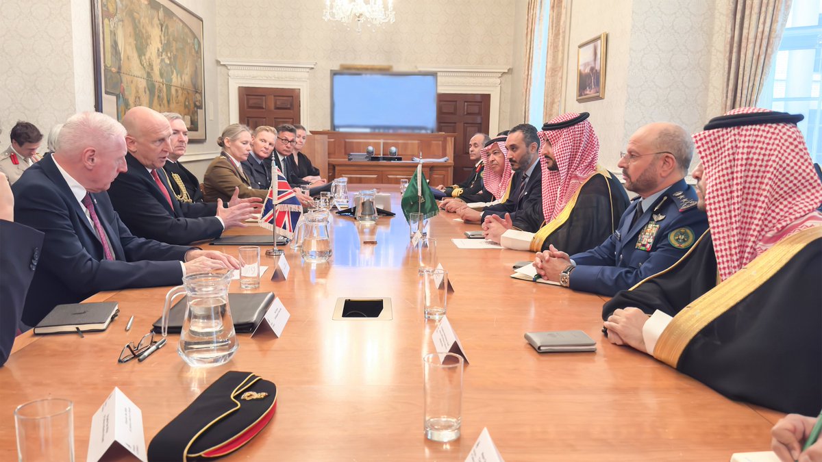 التقيت معالي وزير الدفاع البريطاني جون هيلي.
استعرضنا العلاقات التاريخية الوثيقة بين بلدينا الصديقين والتعاون الإستراتيجي في المجال العسكري والدفاعي وفرص تطويره بما يحقق مصالحنا المشتركة، وبحثنا المستجدات الإقليمية والدولية والموضوعات ذات الاهتمام المشترك والجهود المبذولة تجاهها.