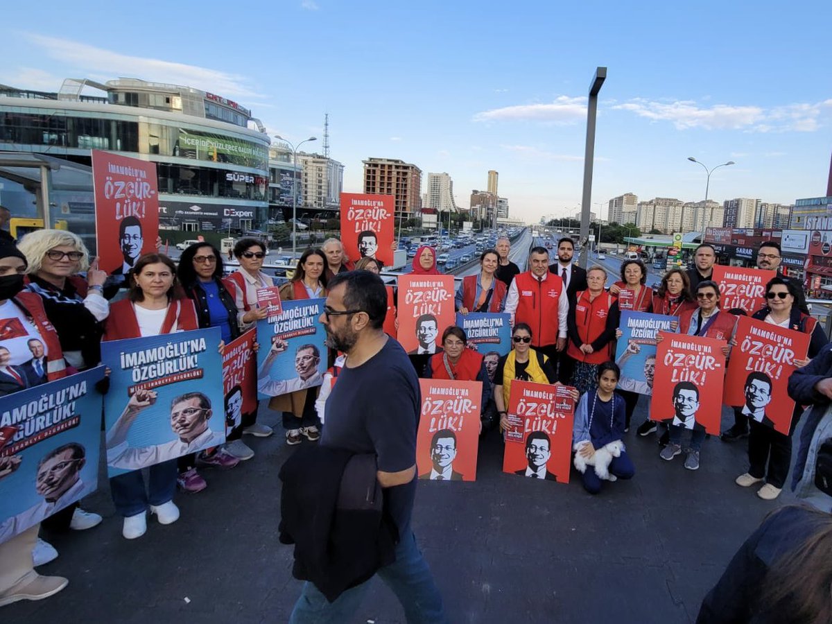 mulayimdemirtas's tweet photo. Umudun yüzünü unutturmanıza engel olacağız. Ayağımızın bastığı her noktada, sesimizi duyurabildiğimiz herkese onu hatırlatacak;  “İmamoğlu’na Özgürlük!” diye haykıracağız.

#İmamoğluHerYerde #FreeImamoglu https://t.co/0NVD8lBQlj