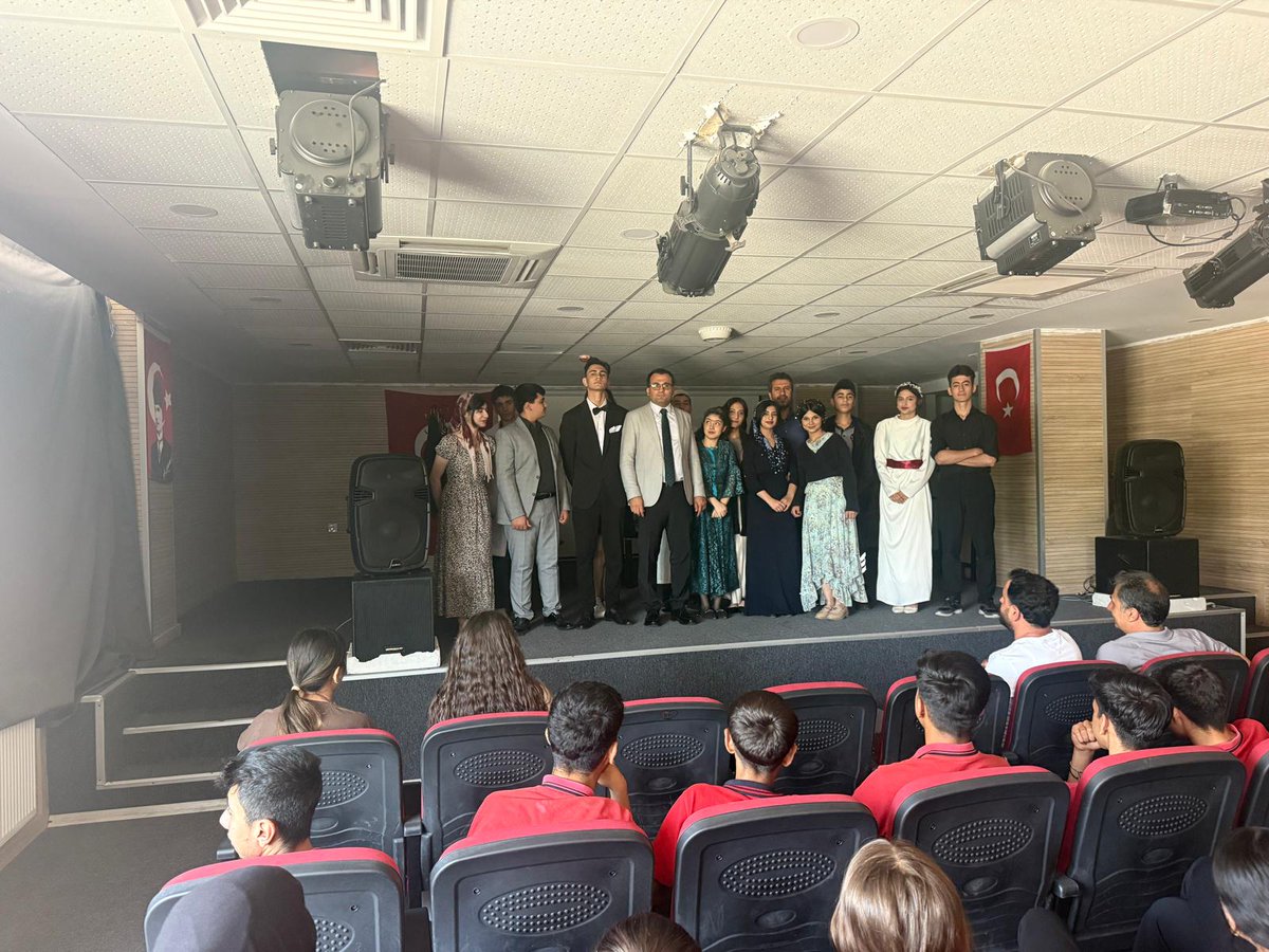 Okulumuz Bismil Atatürk Anadolu Lisesi öğrencilerinin tiyatro gösterisi büyük beğeni topladı.Başta Edebiyat Öğretmenimiz Büşra YILDIZ ve öğrencilerimizi tebrik ederiz.<a href="/Murat4Kucukali/">Murat Küçükali</a> <a href="/dogan_azz/">Abdulaziz Doğan</a> <a href="/Diyarbakirmem/">Diyarbakır İl Millî Eğitim Müdürlüğü</a> <a href="/bismilmem/">Bismil İlçe Milli Eğitim Müdürlüğü</a>