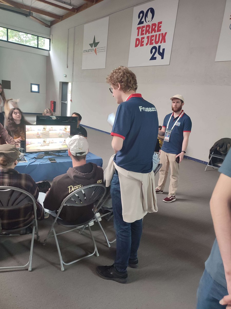 J'ai plein de photos du #95KOF à partager mais d'abord je souhaitais vous montrer celle-ci. Sur cette image, nous pouvons voir le joueur <a href="/YFYugo_/">Yugo 🥥</a> tenter de tricher en activant l'antenne alors que c'est interdit.

Merci aux staffs de <a href="/frenchy_karts/">Frenchy Karts</a> pour leur intervention rapide !